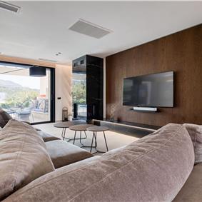 5 bedroom luxury seaside villa with indoor & outdoor pool, near Acharavi, sleeps 10